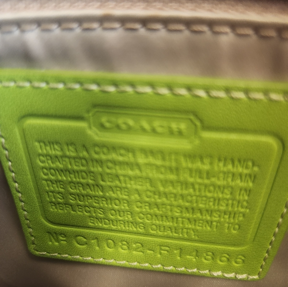 VGVC Coach Handbag with Kisslock Center Section - Picture 4 of 9